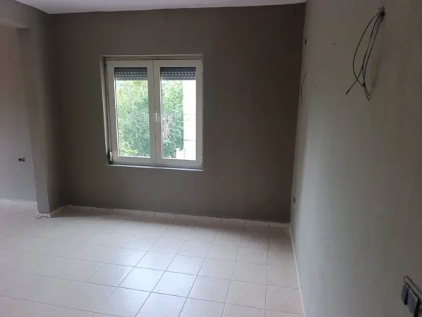 Tirane, jepet me qera zyre Kati 3, 90 m² 600 € (Rr. E Kavajes te Kisha Katolike)