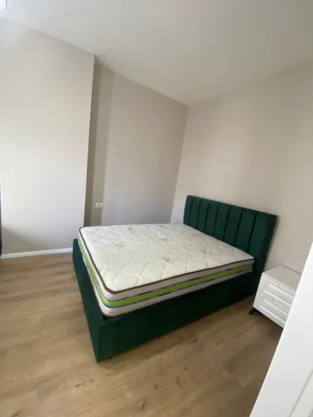 Tirane, jepet me qera apartament 1+1+Ballkon , 450 € (Univers City)