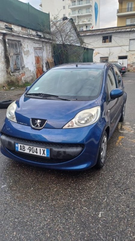 Tirane, shes PEUGEOT 107 Benzin, blu automatik Kondicioner 277.000 km 2.700 €
