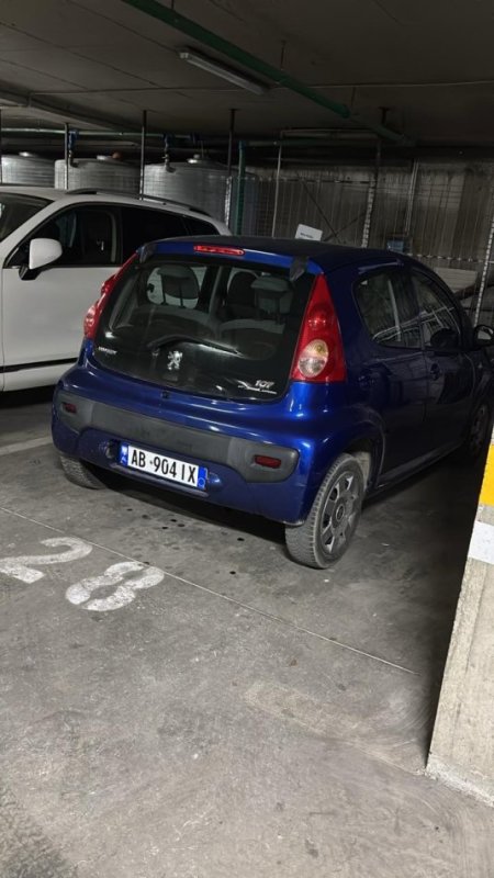 Tirane, shes PEUGEOT 107 Benzin, blu automatik Kondicioner 277.000 km 2.700 €