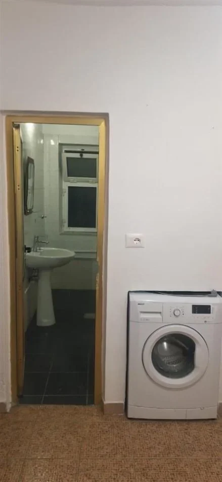 Tirane, jepet me qera apartament 1+1 Kati 4, 56 m² 450 € (Ali Demi prane Fushes)