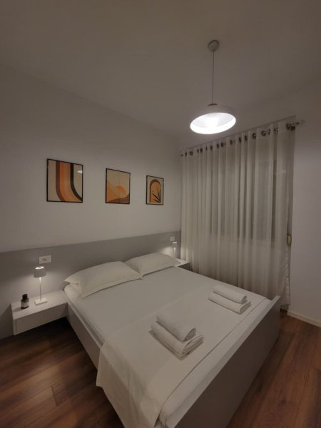 Tirane, jepet me qera Vile 1+1 Kati 1, 60 m² 620 € (Rr.Durresit /Rr.Viktor Hygo)