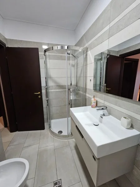 Tirane, jepet me qera apartament 1+1 Kati 4, 65 m² 750 € (Delijorgji)