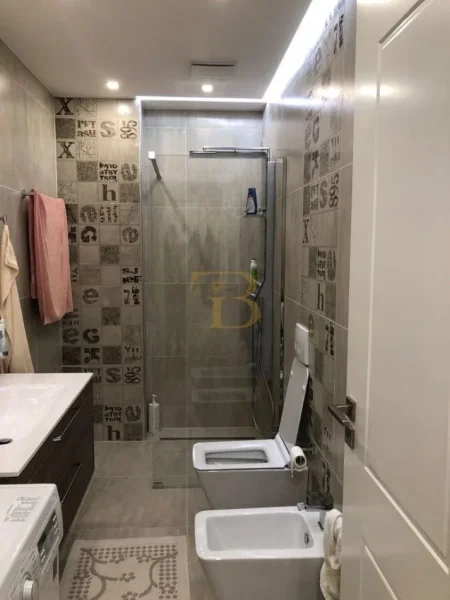 Tirane, jepet me qera apartament 1+1 Kati 4, 75 m² 650 € 