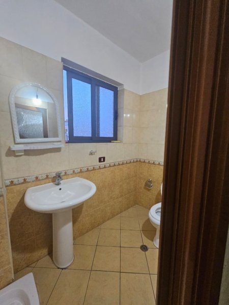 Tirane, jepet me qera apartament 2+1 Kati 4, 104 m² 500 € (astir)