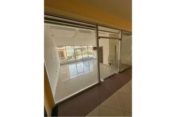 Vlore, shitet ambjent biznesi Kati 2, 33 m² 45.000 € (Pranë Gjimnazit “Ali Demi”, Vlorë)