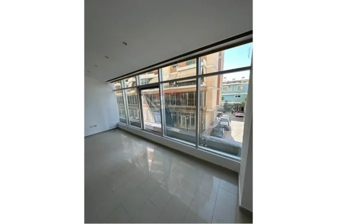 Vlore, shitet ambjent biznesi Kati 2, 33 m² 45.000 € (Pranë Gjimnazit “Ali Demi”, Vlorë)