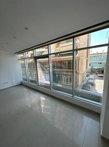 Vlore, shitet ambjent biznesi Kati 2, 33 m² 45.000 € (Pranë Gjimnazit “Ali Demi”, Vlorë)
