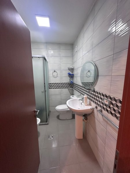Tirane, jepet me qera apartament 1+1 Kati 2, 70 m² 520 € (Rruga Besim Alla)