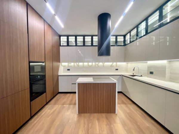 Tirane, jepet me qera Vile 3 Katshe Kati 0, 425 m² 4.000 € (Neom128193)