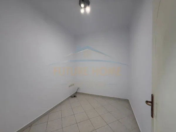 Tirane, jepet me qera apartament 3+1 Kati 1, 600 € (Art turbina)
