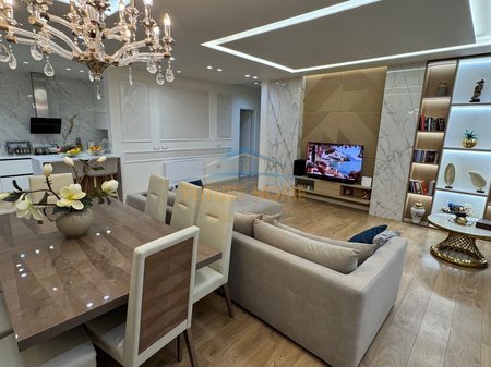 Tirane, shitet apartament 3+1 Kati 3, 210 m² 445.000 € (kopshti zologjik)
