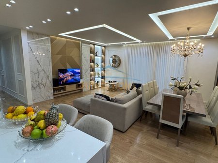 Tirane, shitet apartament 3+1 Kati 3, 210 m² 445.000 € (kopshti zologjik)
