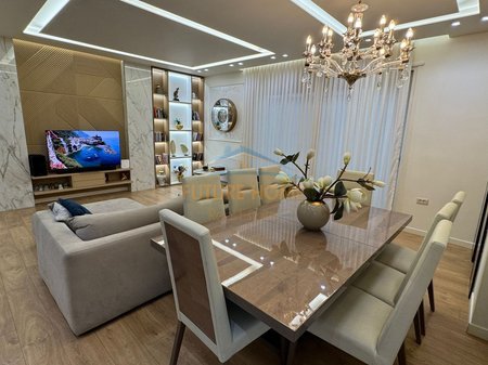 Tirane, shitet apartament 3+1 Kati 3, 210 m² 445.000 € (kopshti zologjik)