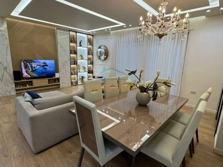 Tirane, shitet apartament 3+1 Kati 3, 210 m² 445.000 € (kopshti zologjik)