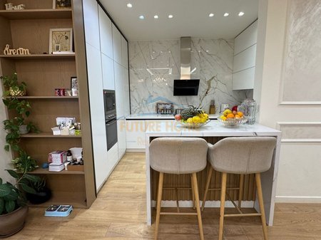 Tirane, shitet apartament 3+1 Kati 3, 210 m² 445.000 € (kopshti zologjik)