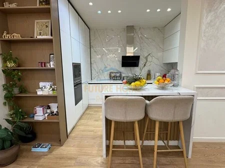 Tirane, shitet apartament 3+1 Kati 3, 210 m² 445.000 € (kopshti zologjik)