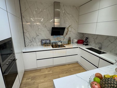 Tirane, shitet apartament 3+1 Kati 3, 210 m² 445.000 € (kopshti zologjik)