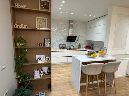 Tirane, shitet apartament 3+1 Kati 3, 210 m² 445.000 € (kopshti zologjik)