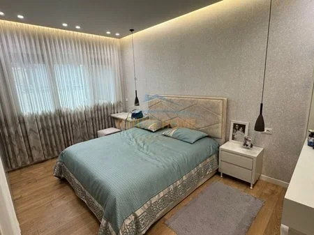 Tirane, shitet apartament 3+1 Kati 3, 210 m² 445.000 € (kopshti zologjik)
