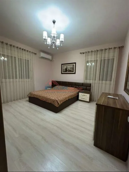 Tirane, jepet me qera apartament 1+1+Ballkon Kati 3, 500 € (Rruga Ferit Xhajko)