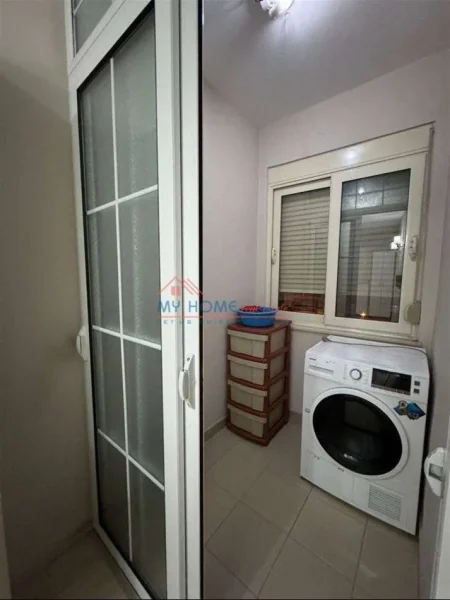 Tirane, jepet me qera apartament 1+1+Ballkon Kati 3, 500 € (Rruga Ferit Xhajko)