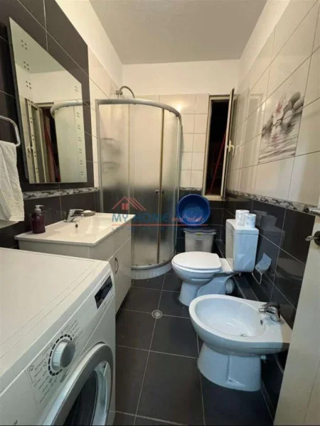 Tirane, jepet me qera apartament 1+1+Ballkon Kati 3, 500 € (Rruga Ferit Xhajko)