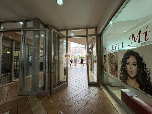 Tirane, jepet me qera zyre Kati 0, 42 m² 500 € (RRUGA “BARDHOK BIBA”, PRANE QENDRES)