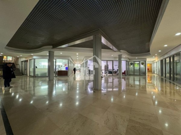 Tirane, jepet me qera zyre Kati 0, 42 m² 500 € (RRUGA “BARDHOK BIBA”, PRANE QENDRES)
