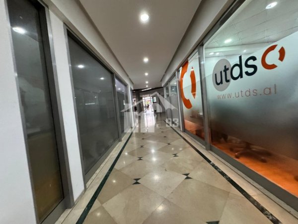Tirane, jepet me qera zyre Kati 0, 42 m² 500 € (RRUGA “BARDHOK BIBA”, PRANE QENDRES)