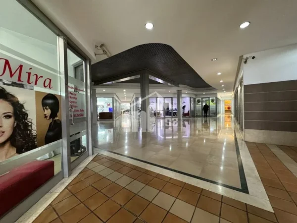 Tirane, jepet me qera zyre Kati 0, 42 m² 500 € (RRUGA “BARDHOK BIBA”, PRANE QENDRES)