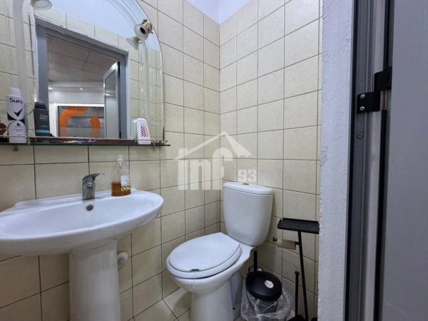 Tirane, jepet me qera zyre Kati 0, 42 m² 500 € (RRUGA “BARDHOK BIBA”, PRANE QENDRES)