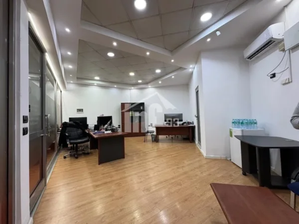 Tirane, jepet me qera zyre Kati 0, 42 m² 500 € (RRUGA “BARDHOK BIBA”, PRANE QENDRES)