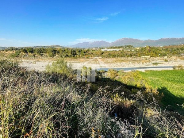 Tirane, jepet me qera toke , 4.160 m² (BERZHITE, 5 MIN NGA TEG)