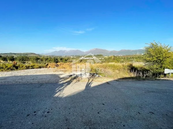 Tirane, jepet me qera toke , 4.160 m² (BERZHITE, 5 MIN NGA TEG)