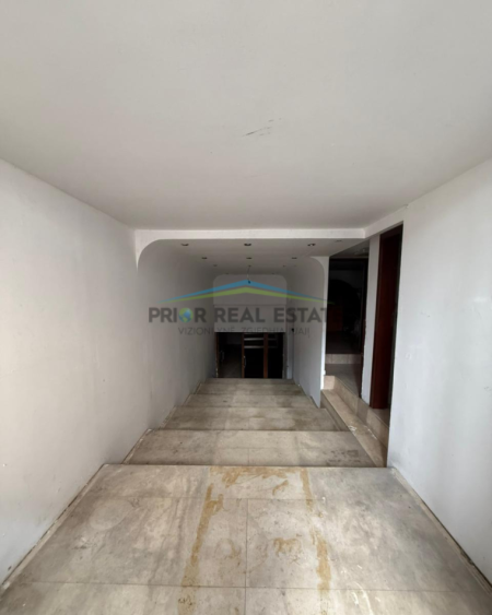Tirane, shitet ambjent biznesi Kati -1, 244 m² 380.000 € (Rruga Asim Vokshi)