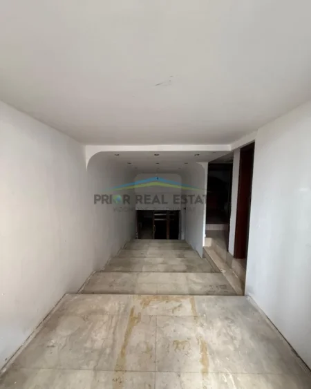 Tirane, shitet ambjent biznesi Kati -1, 244 m² 380.000 € (Rruga Asim Vokshi)