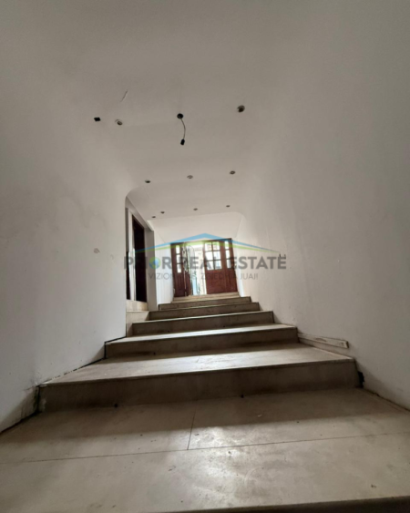 Tirane, shitet ambjent biznesi Kati -1, 244 m² 380.000 € (Rruga Asim Vokshi)