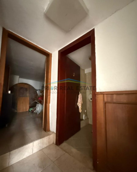 Tirane, shitet ambjent biznesi Kati -1, 244 m² 380.000 € (Rruga Asim Vokshi)