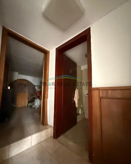 Tirane, shitet ambjent biznesi Kati -1, 244 m² 380.000 € (Rruga Asim Vokshi)