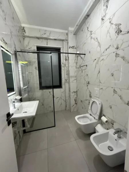 Tirane, jap me qera apartament 1+1 Kati 1, 80 m² 500 € (Kodra e Derhemit , perballe me restorant Nari)