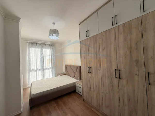 Tirane, jepet me qera apartament 1+1+Ballkon Kati 4, 65 m² 450 € (ish Dogana)