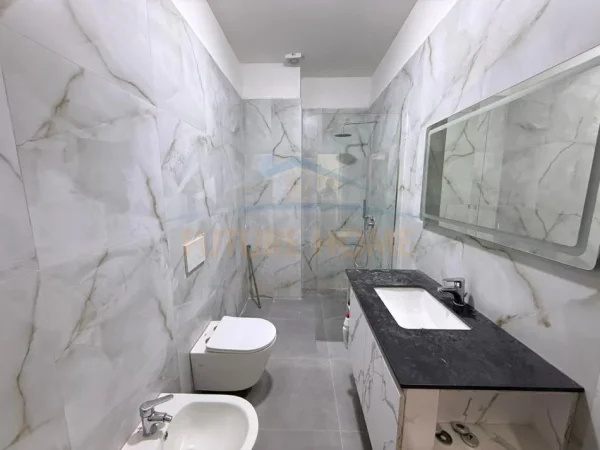 Tirane, jepet me qera apartament 1+1+Ballkon Kati 4, 65 m² 450 € (ish Dogana)