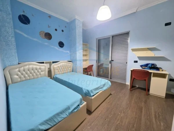 Tirane, jepet me qera apartament 2+1+Ballkon Kati 2, 86 m² 550 € (Fresku)