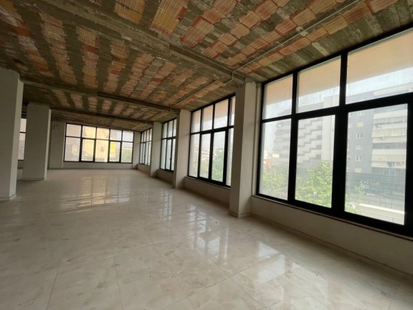 Tirane, jepet me qera ambjent biznesi , 1.100 m² 9.000 € 