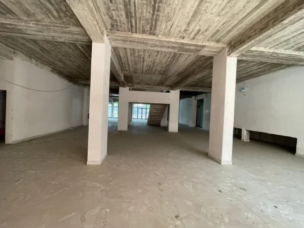 Tirane, jepet me qera ambjent biznesi , 1.100 m² 9.000 € 