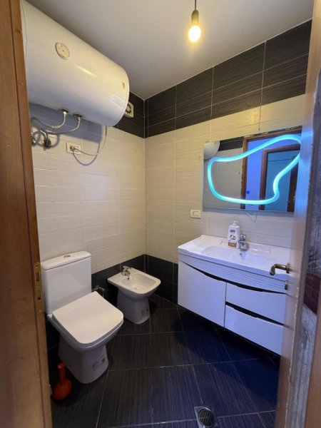 Tirane, jap me qera apartament 2+1+Ballkon Kati 4, 100 m² 700 € (Komuna e Parisit Rruga Anton Lufi)