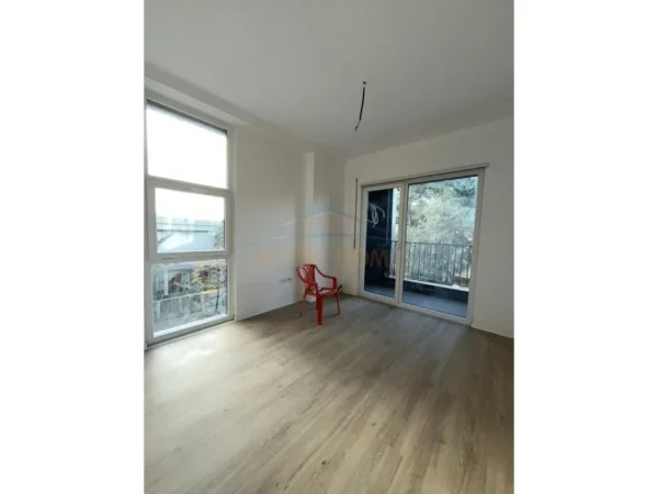Tirane, shitet apartament 2+1+Ballkon Kati 1, 106 m² 191.000 € (Pallati me Shigjeta)