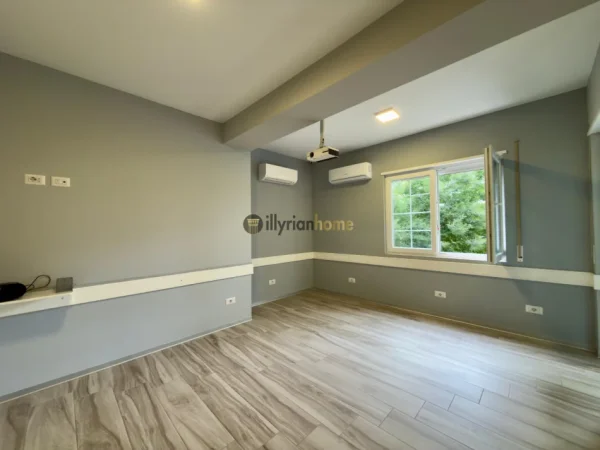 Tirane, jepet me qera ambjent biznesi Kati 1, 106 m² 900 € (Brryli)