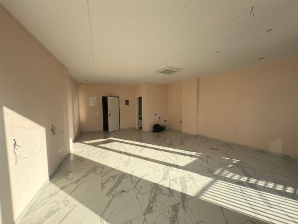 Tirane, jepet me qera zyre Kati 1, 68 m² 900 € (LAKE VIEW REZIDENCE)